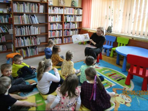 Przedszkolaki w bibliotece