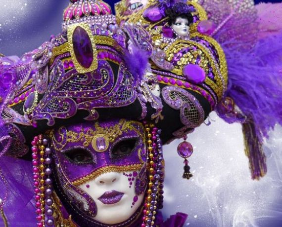 Postać w karnawałowej masce i kapeluszu w tonacjach filoletu