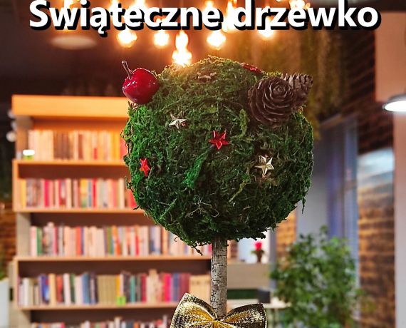 Drzewko wykonane z mchu, kory i gałęzi, udekorowane, w tle pomieszczenie biblioteki