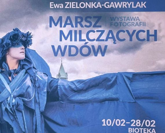 Kobieta w niebieskiej, rozwianej szacie i tytuł wystawy