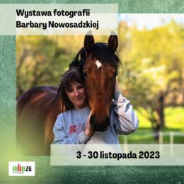 Fotografia przedstawiająca autorkę wystawy pozującą razem z koniem