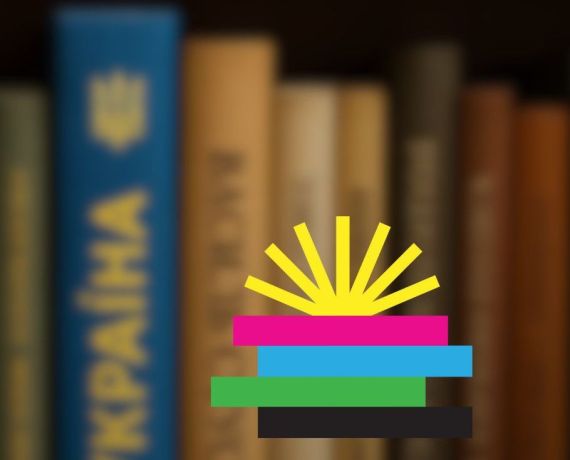 logo na tle książek