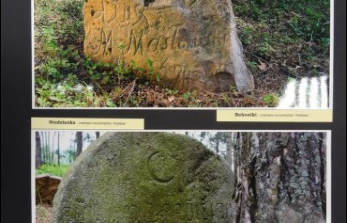 Zdjęcie na górze: zniszczony kamienny nagrobek muzułmański, zdjęcie na dole: nagrobek muzułmański z symbolem półksiężyca.