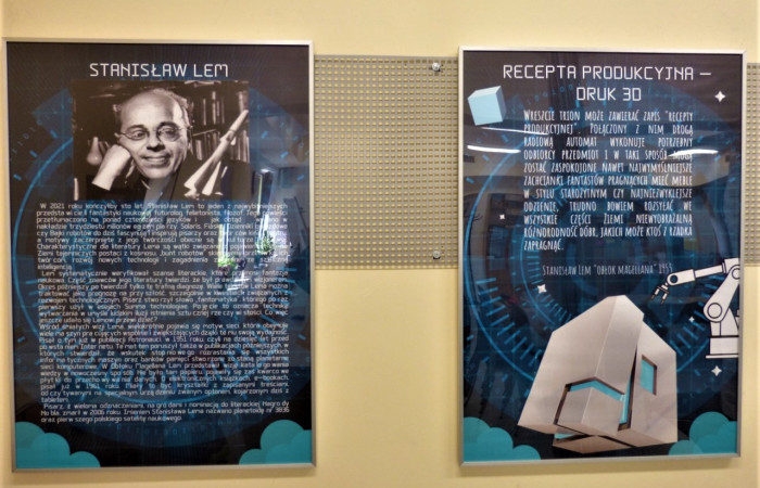 Dwie fotoramy wiszące na ścianie. Po lewej na granatowym tle zdjęcie Lema i jego biografia. Po prawej na granatowym tle tekst o recepcie produkcyjnej - druku 3D.