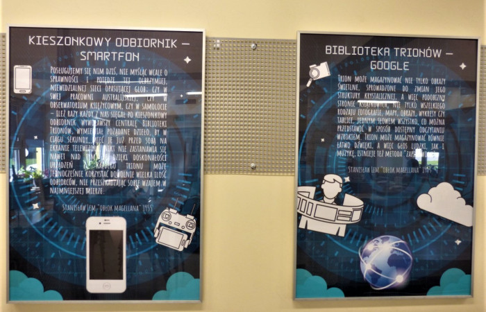 Dwie fotoramy wiszące na ścianie. Po lewej na granatowym tle tekst