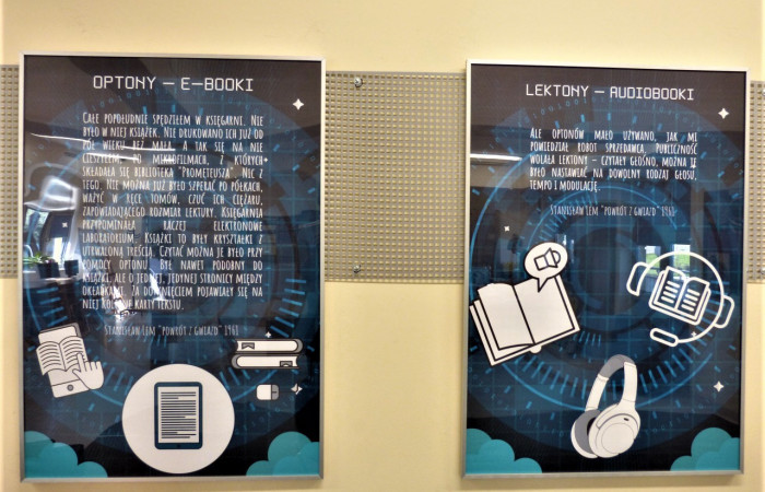 Dwie fotoramy wiszące na ścianie. Po lewej na granatowym tle tekst z nagłówkiem